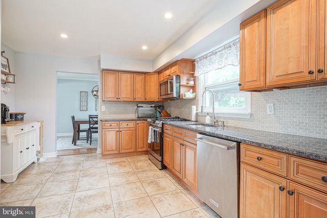 2305 BEVERLY RD, Cinnaminson, NJ 08077