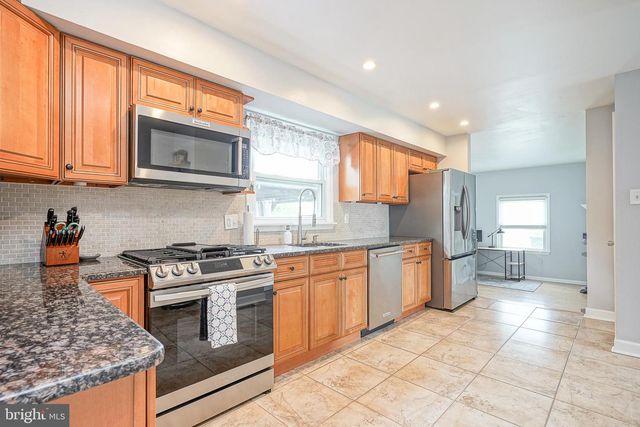 2305 BEVERLY RD, Cinnaminson, NJ 08077