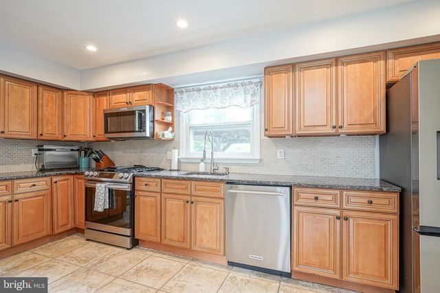 2305 BEVERLY RD, Cinnaminson, NJ 08077