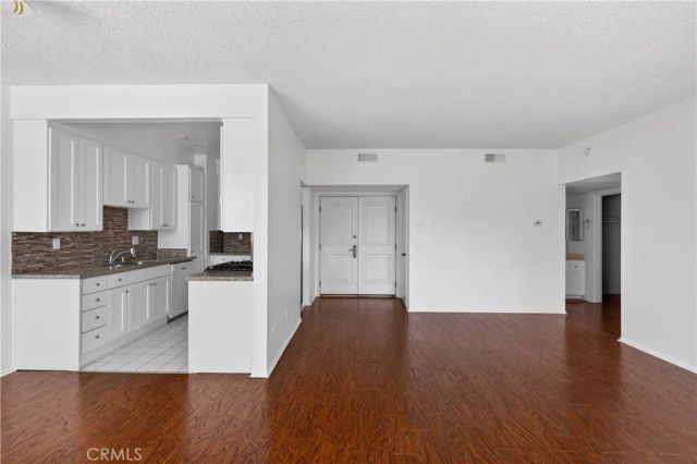 4441 Woodman Avenue 205, Sherman Oaks, CA 91423