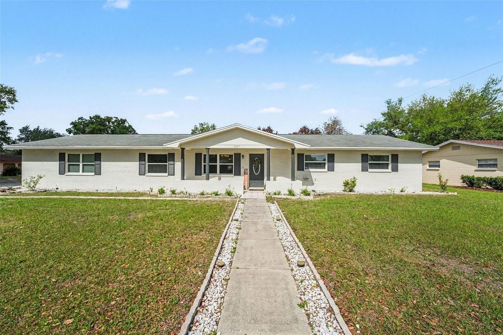 Image 2 of property listing at 6227 E SOMERSET DR E DRIVE, Lakeland, FL 33813