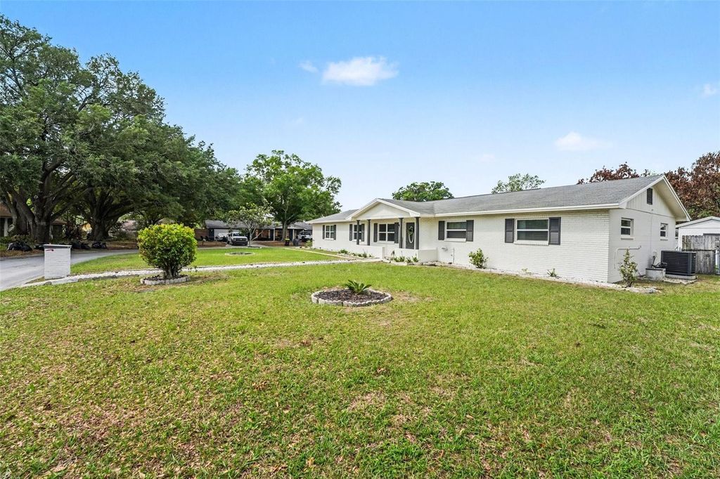 Image 3 of property listing at 6227 E SOMERSET DR E DRIVE, Lakeland, FL 33813