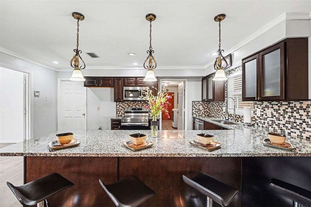 Image 7 of property listing at 6227 E SOMERSET DR E DRIVE, Lakeland, FL 33813