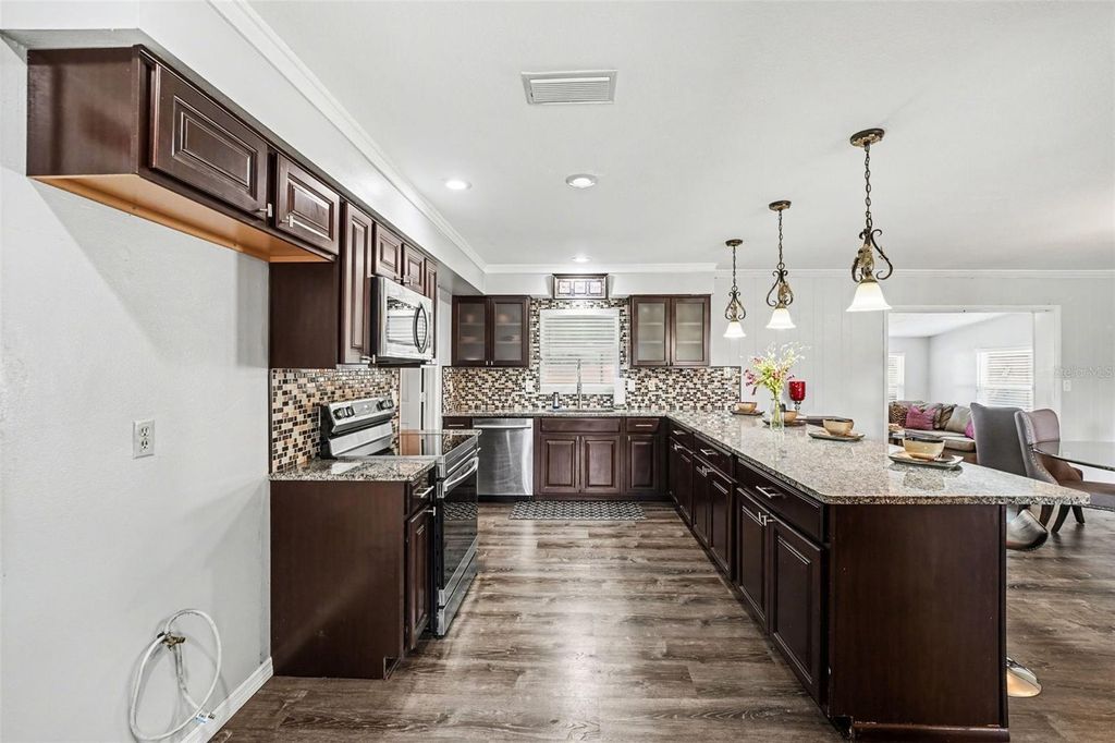 Image 10 of property listing at 6227 E SOMERSET DR E DRIVE, Lakeland, FL 33813