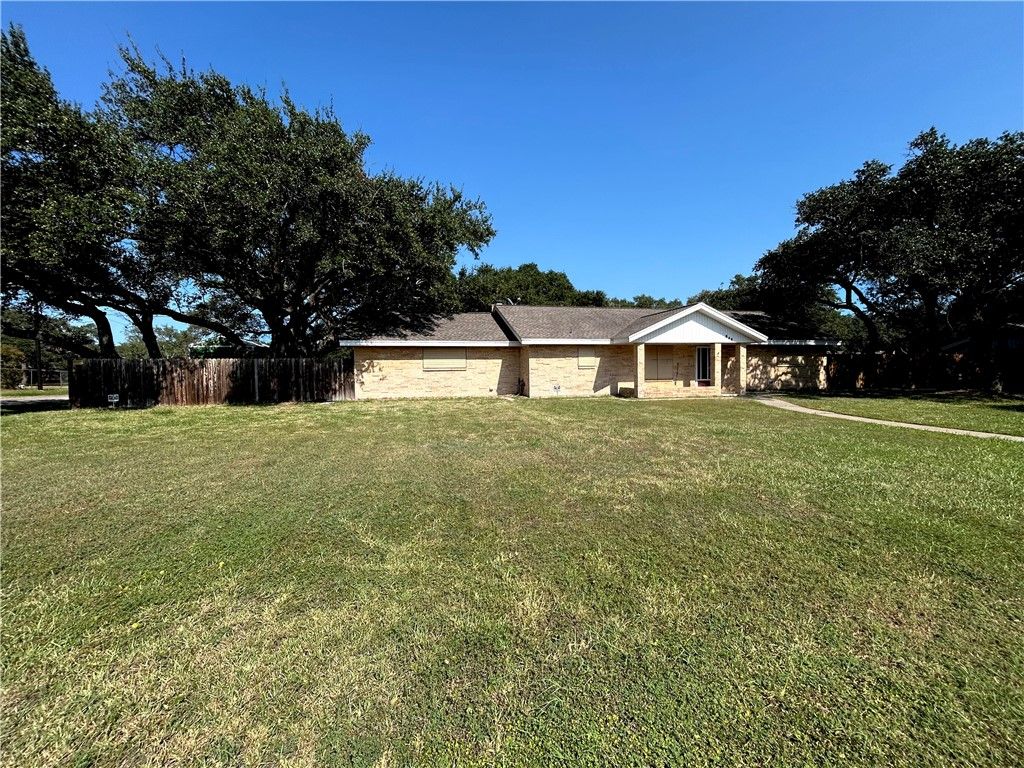 848 Oak Ave, Rockport, TX 78382 — exterior