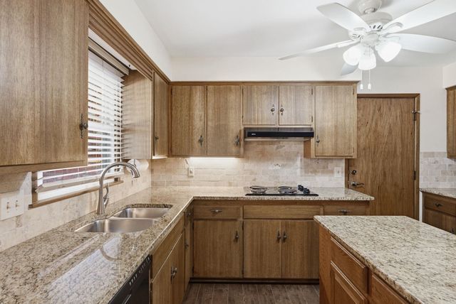 9015 W 11th St N, Wichita, KS 67212