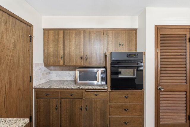 9015 W 11th St N, Wichita, KS 67212