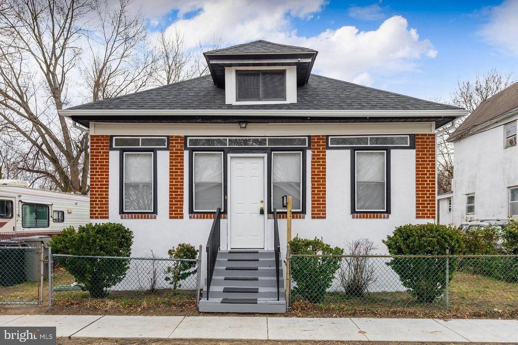 318 W BUCK ST, Paulsboro, NJ 08066