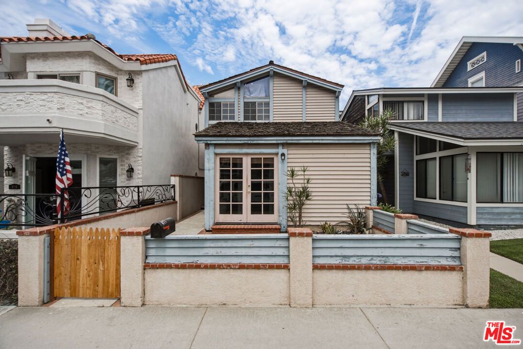 417 8th Street, Huntington Beach, CA 92648