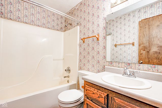 2100 Deer Lake Drive, Martinsville, IN 46151