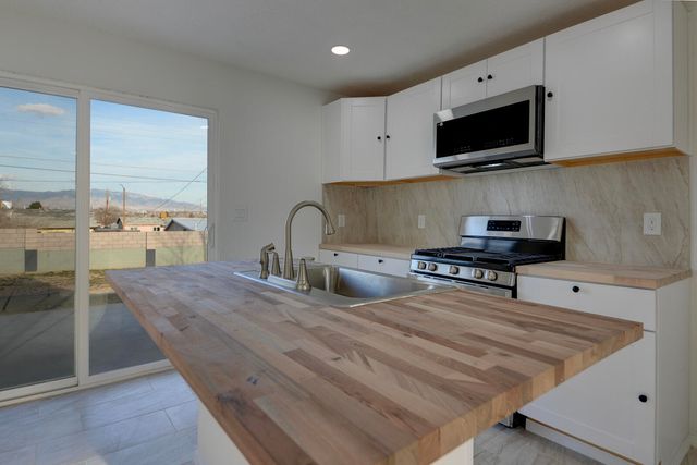 416 68th Street SW, Albuquerque, NM 87121