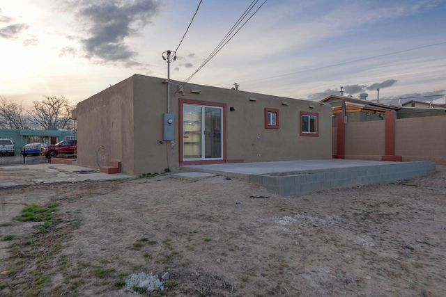 416 68th Street SW, Albuquerque, NM 87121