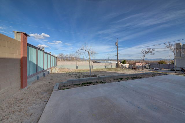 416 68th Street SW, Albuquerque, NM 87121