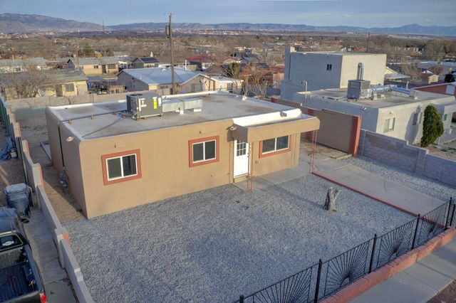 416 68th Street SW, Albuquerque, NM 87121
