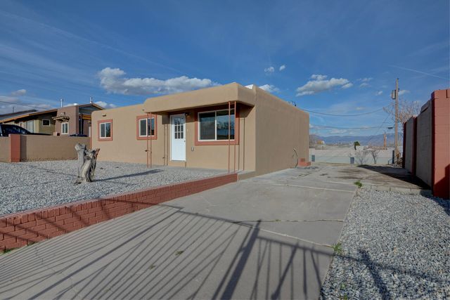 416 68th Street SW, Albuquerque, NM 87121