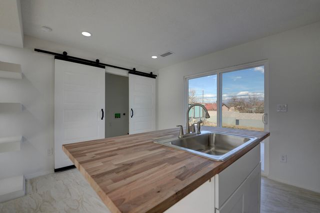 416 68th Street SW, Albuquerque, NM 87121