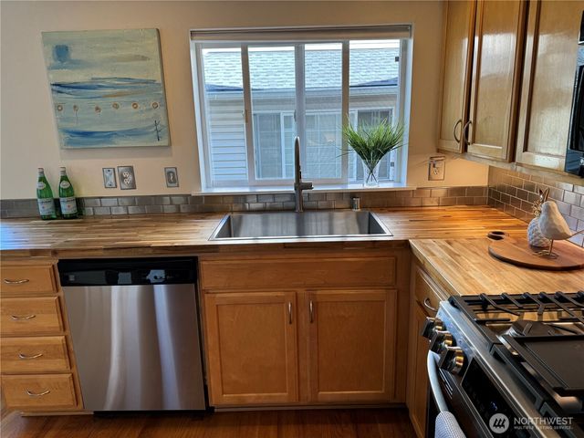 9426 Linden Avenue N, Seattle, WA 98103