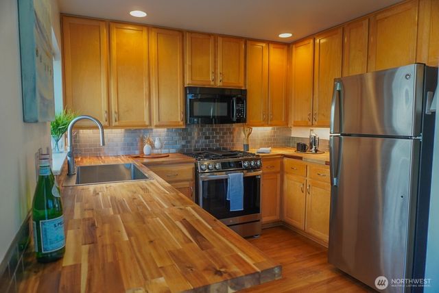 9426 Linden Avenue N, Seattle, WA 98103