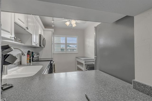 20 Yacht Club Drive 103, North Palm Beach, FL 33408