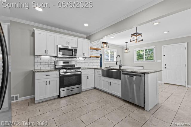 28952 Bridge Street, Garden City, MI 48135