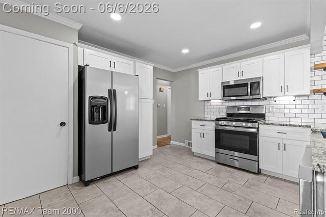 28952 Bridge Street, Garden City, MI 48135