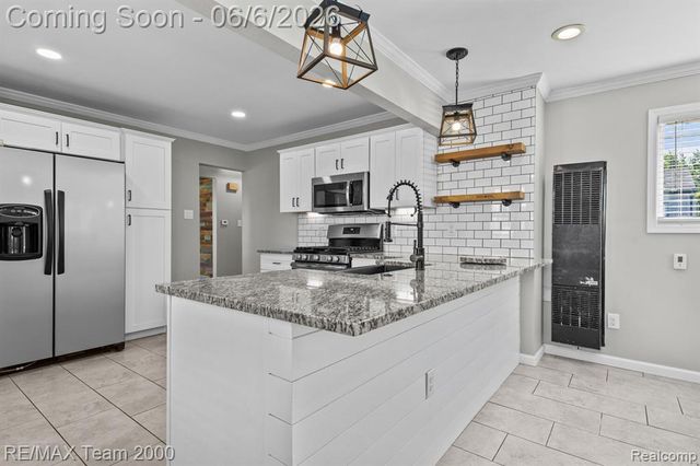 28952 Bridge Street, Garden City, MI 48135