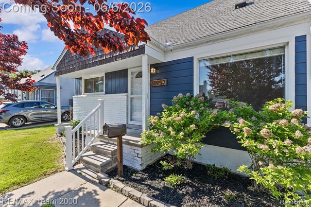 28952 Bridge Street, Garden City, MI 48135