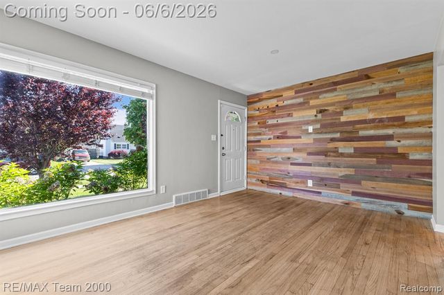 28952 Bridge Street, Garden City, MI 48135