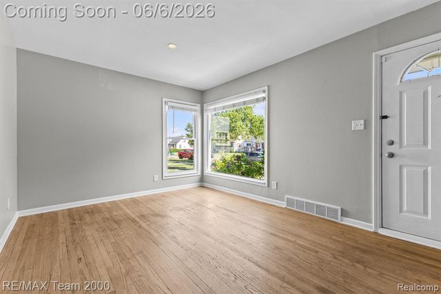 28952 Bridge Street, Garden City, MI 48135