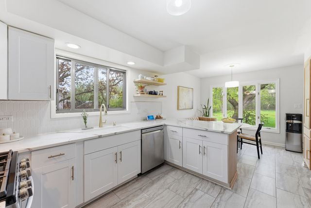 24262 W Rose Avenue, Lake Zurich, IL 60047