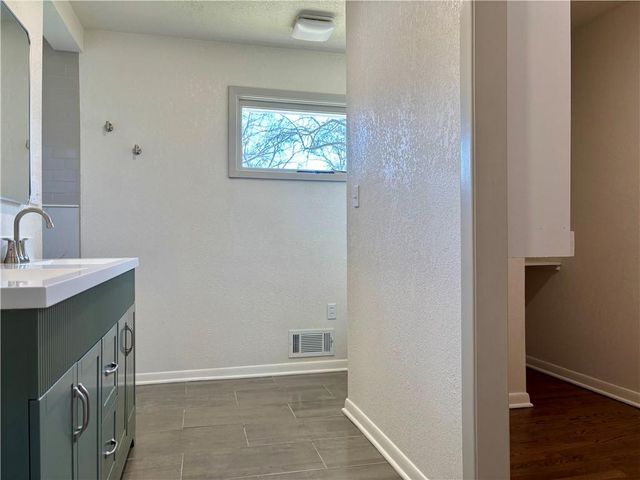 7236 Newton Drive, Overland Park, KS 66204