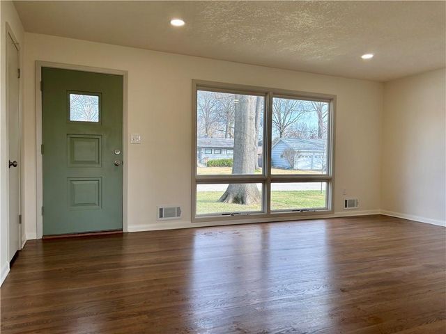 7236 Newton Drive, Overland Park, KS 66204