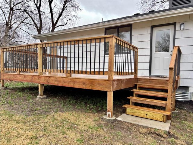 7236 Newton Drive, Overland Park, KS 66204