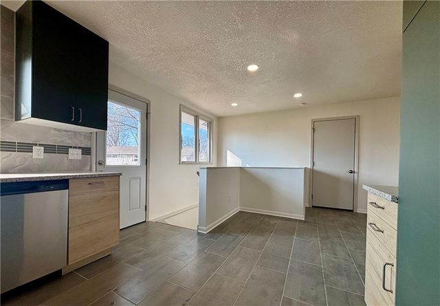 7236 Newton Drive, Overland Park, KS 66204