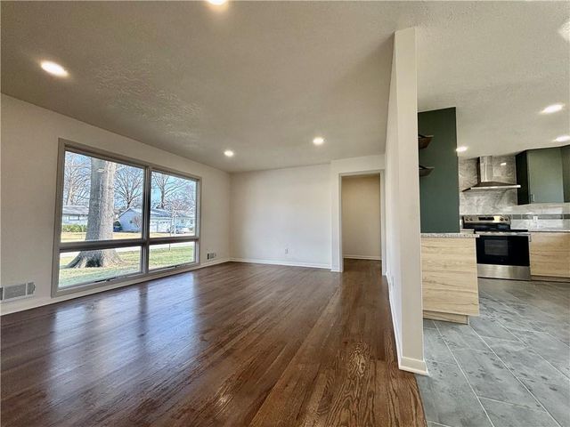 7236 Newton Drive, Overland Park, KS 66204