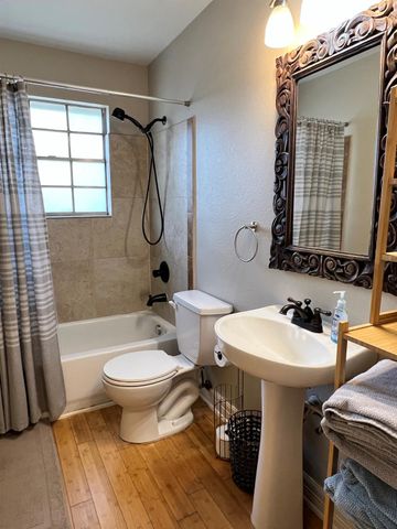 1307 Norwalk LN 201, Austin, TX 78703