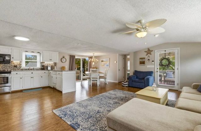 907 Horne Ave., North Myrtle Beach, SC 29582