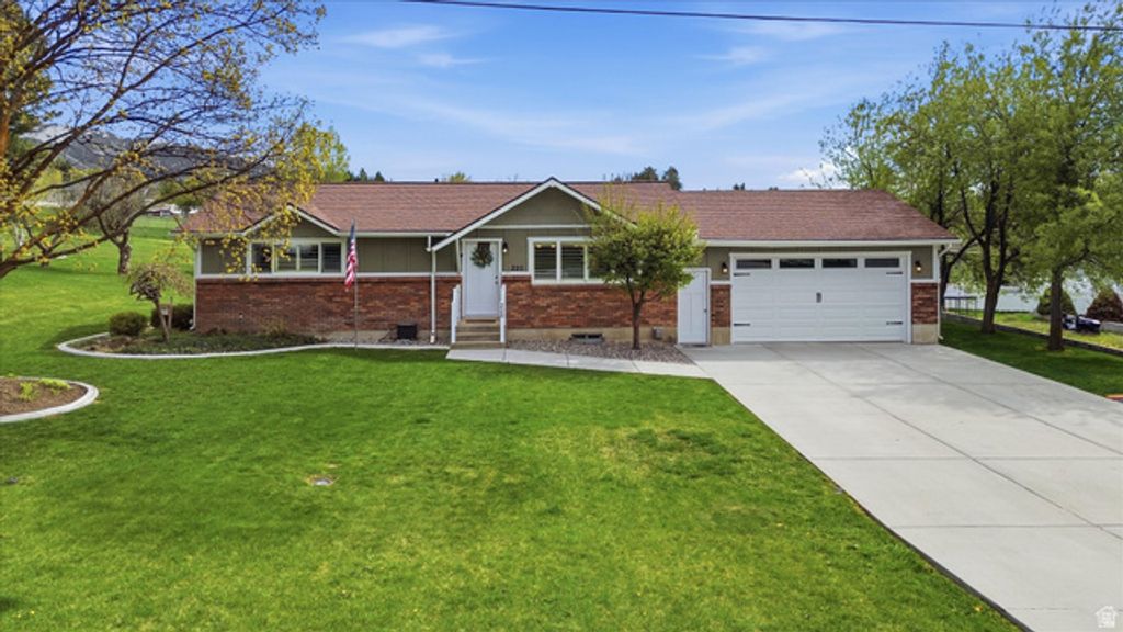 Image 2 of property listing at 220 E 300 N, Hyde Park, UT 84318