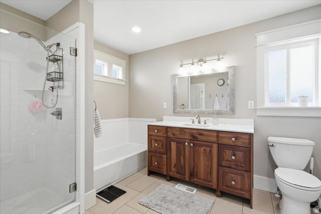 Image 15 of property listing at 220 E 300 N, Hyde Park, UT 84318