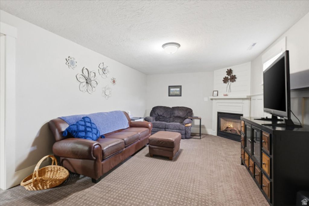 Image 18 of property listing at 220 E 300 N, Hyde Park, UT 84318