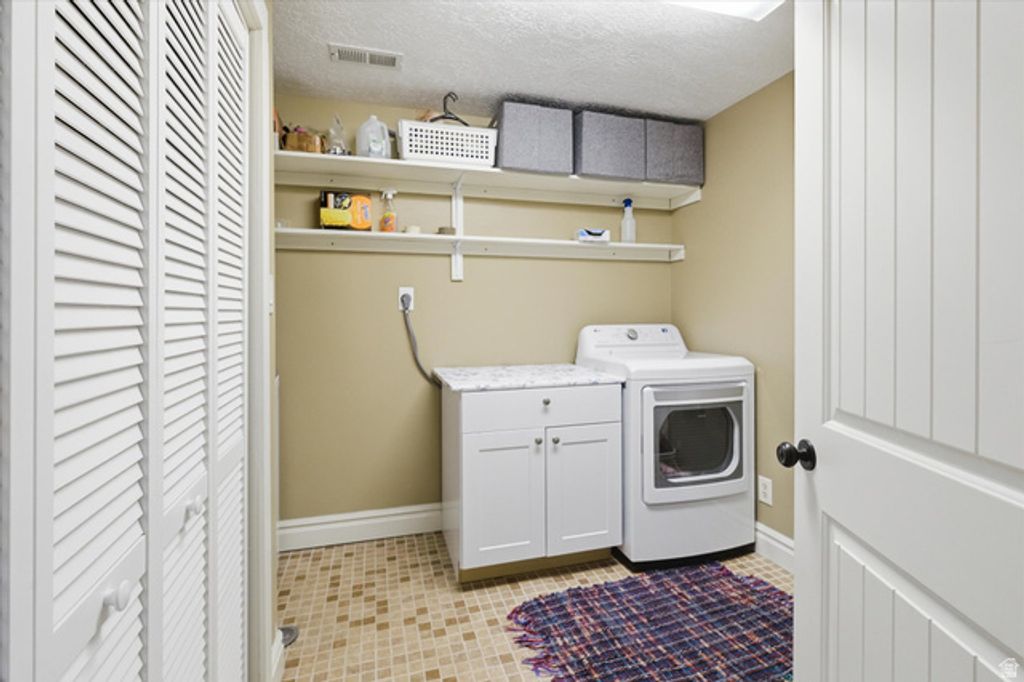 Image 23 of property listing at 220 E 300 N, Hyde Park, UT 84318