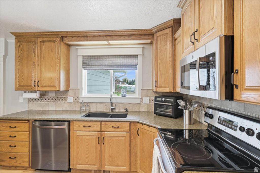 Image 8 of property listing at 220 E 300 N, Hyde Park, UT 84318
