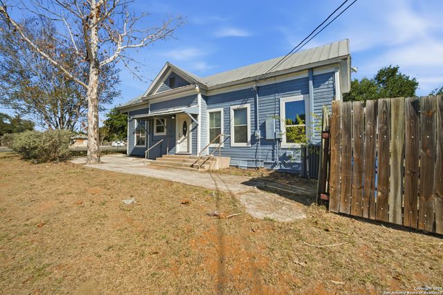 1004 E Colorado, Pearsall, TX 78061