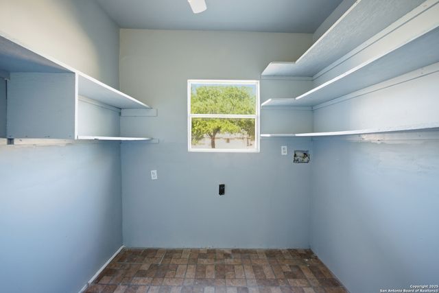 1004 E Colorado, Pearsall, TX 78061