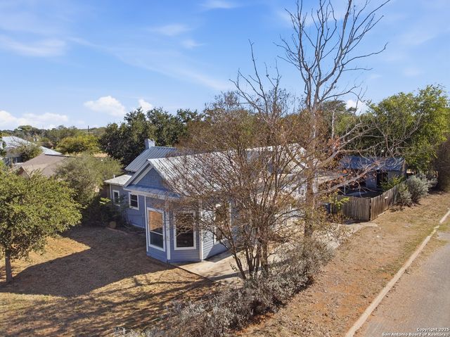 1004 E Colorado, Pearsall, TX 78061