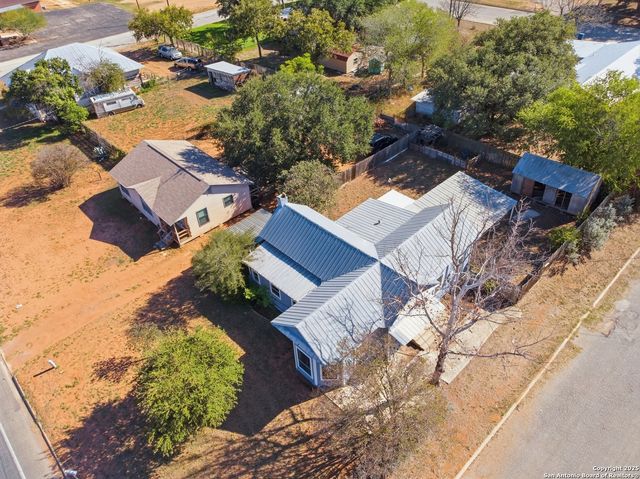 1004 E Colorado, Pearsall, TX 78061