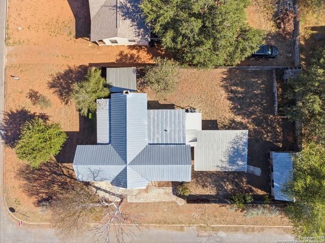 1004 E Colorado, Pearsall, TX 78061