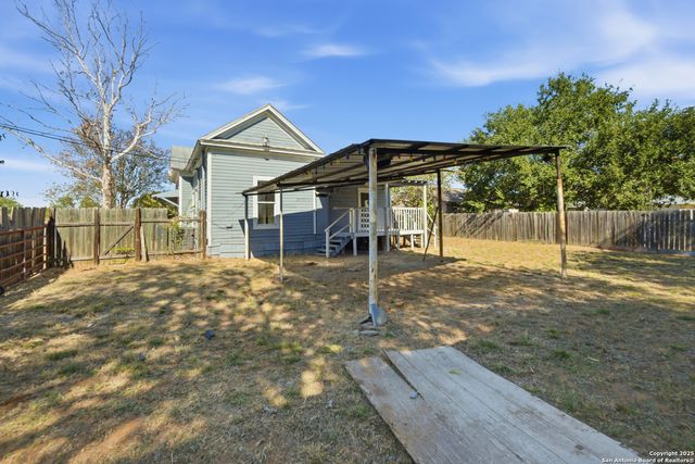 1004 E Colorado, Pearsall, TX 78061