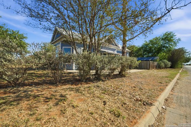 1004 E Colorado, Pearsall, TX 78061