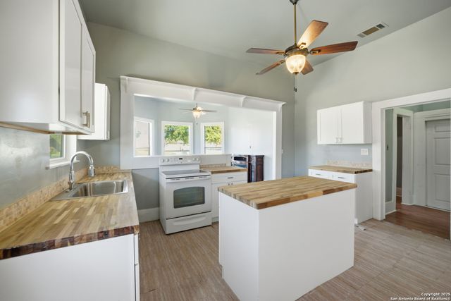 1004 E Colorado, Pearsall, TX 78061